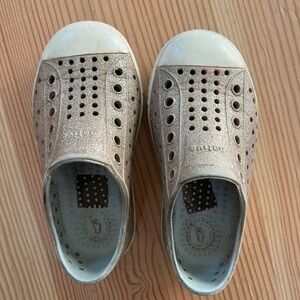 Native Shoes Kids Size C7 Gold Glitter‎ Jefferson Slip On Sneakers Water Shoes
